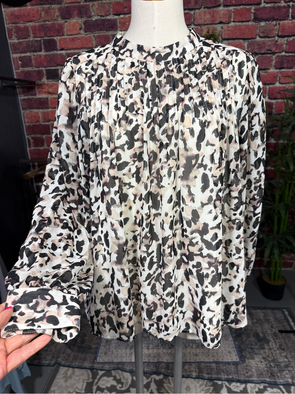 Banana Republic Cream and Black Printed Pleated Blouse Size Large